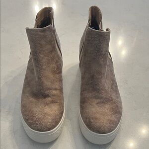 Steve Madden Very G Tan Ankle Booties